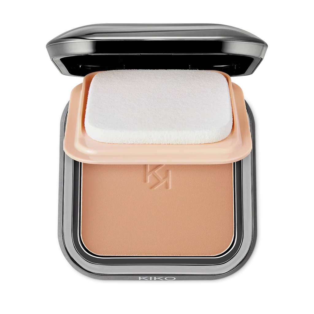Weightless powder foundation for flawless wet or dry application, shade 21 of 33.